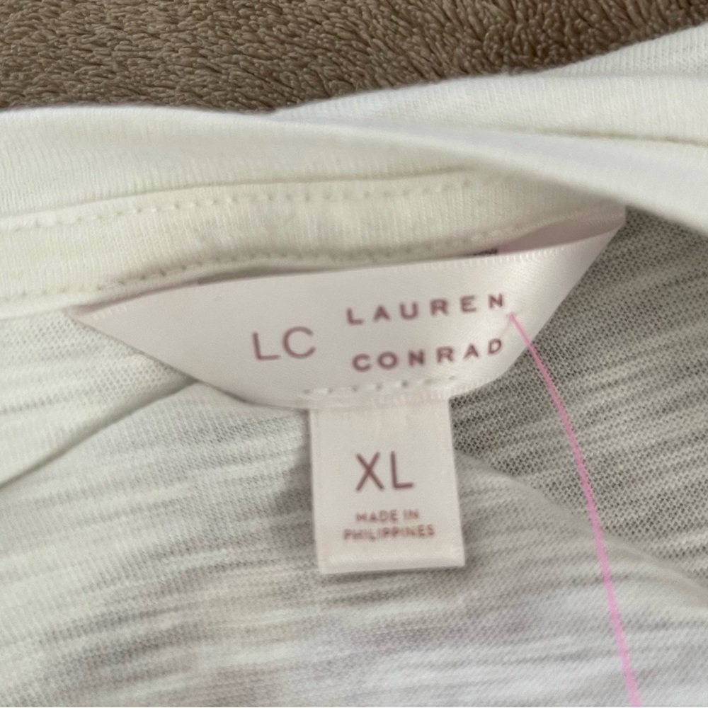 LC Lauren Conrad White Tee with Eyelash and Lip Design - Picture 3 of 3